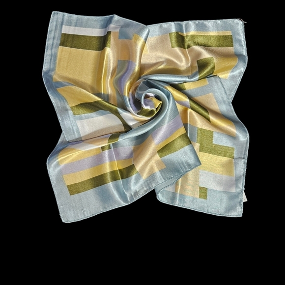 Gorgeous vintage Italian multi color scarf. - Picture 9 of 11